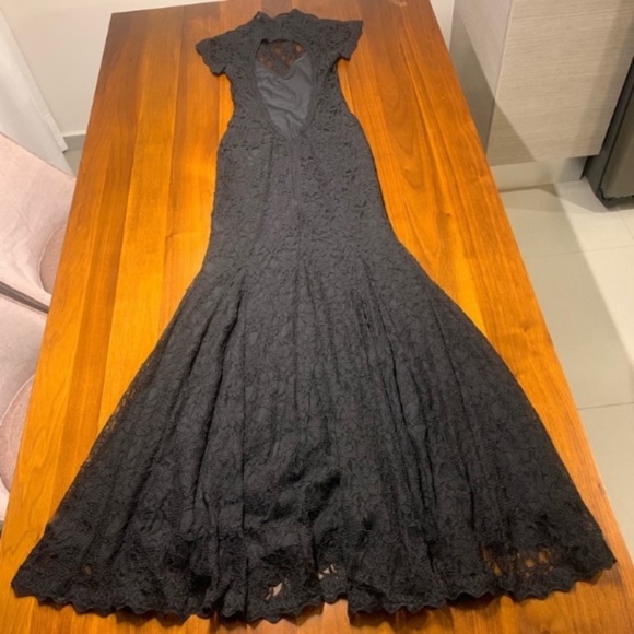 Ana María Couture black lace high neck gown. - Picture 5 of 7